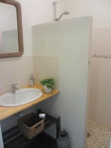 Gîte le Chêne du Py في فيلي-مورغون: حمام مع حوض ومرآة