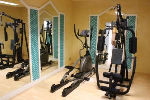 um ginásio com várias bicicletas de exercício numa sala em Hotel Rauch em Ettringen