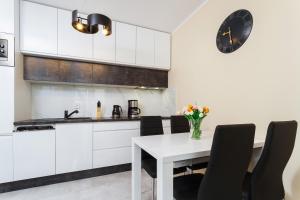 Kuchyňa alebo kuchynka v ubytovaní Apartments Kraków Zablocie by Noclegi Renters