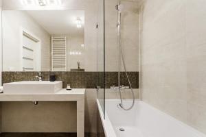 Kúpeľňa v ubytovaní Apartments Kraków Zablocie by Noclegi Renters