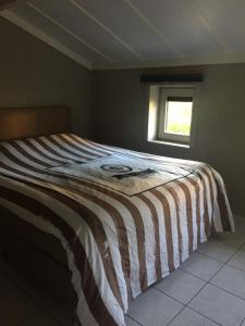 a large bed in a bedroom with a window at Nieuwendamme 88 in Nieuwpoort