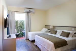 聖若昂－德雷的住宿－玉蘭別墅旅館，酒店客房设有两张床和电视。
