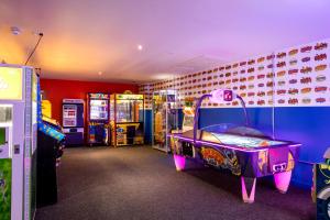 una camera con sala videogiochi e macchina di Camping Pods, Marlie Holiday Park a New Romney