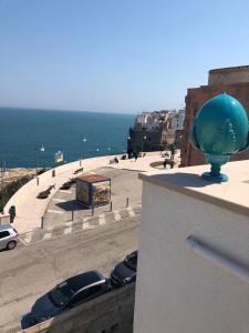 un pallone blu seduto sul lato di un edificio di Trame - Poesia Di Mare a Polignano a Mare