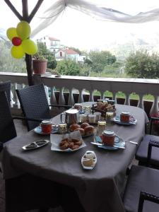 - une table avec de la nourriture, des boissons et des ballons dans l'établissement Casa Panoramica Vintage, à Tramonti