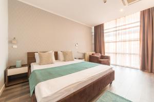 Giường trong phòng chung tại Balkan Hotel Garni