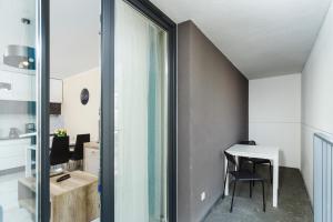 Kuchyňa alebo kuchynka v ubytovaní Apartments Kraków Zablocie by Noclegi Renters
