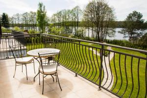 balcón con mesa y sillas y vistas a un parque en Willa u Piotra, en Sitno