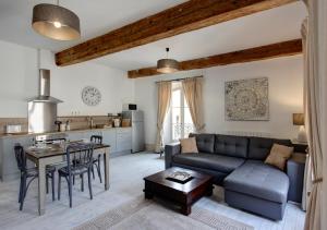 sala de estar con sofá y mesa en Appartements du Vin en Caudiès-de-Fenouillèdes