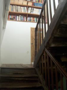 a staircase with a book shelf of books at Le Petit Chat in Beaulieu-sur-Dordogne
