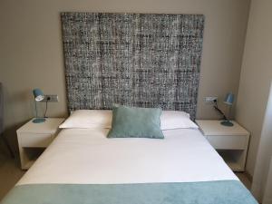Posteľ alebo postele v izbe v ubytovaní Apartamentos Real Lleida