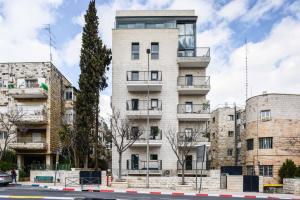 un edificio de apartamentos en la ciudad de Jerusalén en Sweet Inn - Chic Keren Hayesod, en Jerusalén