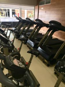a row of exercise bikes lined up in a gym at Flat Fusion Setor Hoteleiro Norte com serviço diário de limpeza in Brasilia