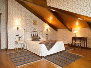 - une chambre avec un lit et un bureau dans l'établissement Casa Regina, à Perlora