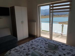 - une chambre avec un lit et une vue sur la piscine dans l'établissement Mediteran B&B, à Prozor