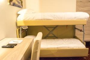Postel nebo postele na pokoji v ubytování Hotel Perlage Florence - Smart Stay with Parking, Free Wifi & Free city tax