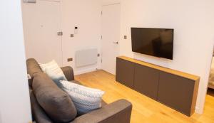 Телевизор и/или развлекательный центр в Stylish and Clean 1 Bed Apartment Maidenhead Town center