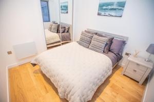 Кровать или кровати в номере Stylish and Clean 1 Bed Apartment Maidenhead Town center