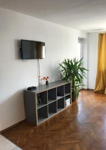 ein Wohnzimmer mit einem TV an der Wand in der Unterkunft Apartament ul.Złota z widokiem na Pałac Kultury!!! in Warschau