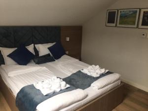 Postel nebo postele na pokoji v ubytování Sleep Inn Prishtina