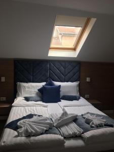 Postel nebo postele na pokoji v ubytování Sleep Inn Prishtina