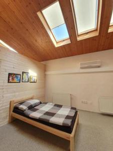 sypialnia z łóżkiem w pokoju z oknami w obiekcie rooms for rent in Košice w Koszycach