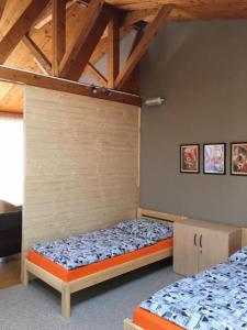 sypialnia z 2 łóżkami i drewnianym sufitem w obiekcie rooms for rent in Košice w Koszycach