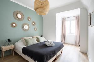 um quarto com uma cama com um bicho de peluche em L'Anémone em Saint Malo