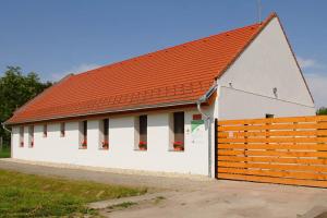 The building in which a vendégházakat is located