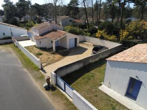 een luchtzicht op een huis met een tuin bij la GRIERE in La Tranche-sur-Mer