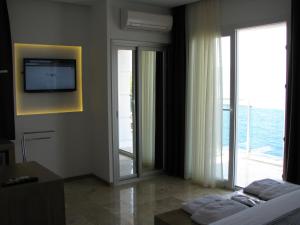 A bed or beds in a room at Rhapsody Hotel Kas