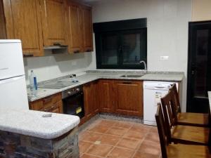 Kuchyň nebo kuchyňský kout v ubytování Casa Rosi. Cumbres borrascosas Brañuelas + 26 fotografií