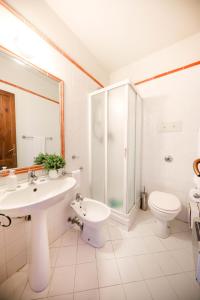 A bathroom at Kelly Apartments Cefalù