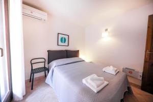 A bed or beds in a room at Kelly Apartments Cefalù