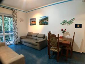 - un salon avec un canapé et une table dans l'établissement Appartamento del Golf - Secured Parking -, à Rapallo
