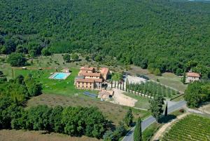una vista aérea de una gran finca con una casa y una piscina en Apartments in Villetta Terre Rosse, en San Gimignano