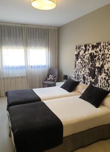 Posteľ alebo postele v izbe v ubytovaní Apartamentos Real Lleida