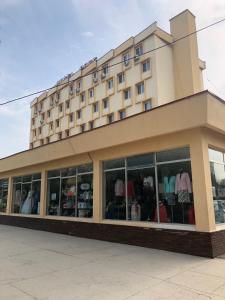 una tienda frente con un edificio en el fondo en Hotel Parc en Alexandria