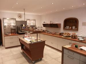 una grande cucina con piano di lavoro e bancone sidx sidx di Gästehaus Loehnert GmbH a Coburg