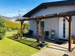 a patio with a wooden pergola in a yard at Ferienhaus Villach in Villach