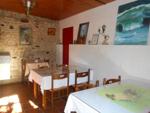 ein Esszimmer mit Tisch und Stühlen in der Unterkunft CHAMBRES d'HOTES LE ROUSSEL in Le Buisson de Cadouin