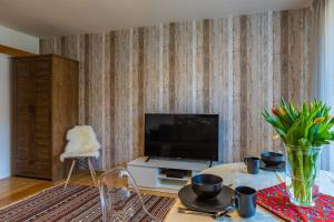sala de estar con TV y mesa en Apartament Lisowski CENTRUM, en Zakopane