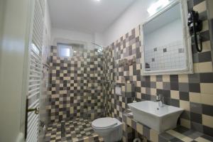シビウにあるVila Anticaの洗面台とトイレ付きのバスルーム