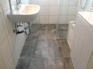 łazienka z umywalką i lustrem w obiekcie Ferienhaus Inselweg w mieście Faak am See