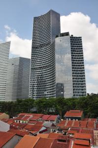 eine Skyline der Stadt mit hohen Gebäuden und roten Dächern in der Unterkunft Beary Best! Hostel Kampong Glam in Singapur