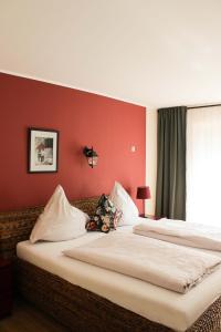 ダウンにあるAuszeit am Eifelsteigの赤い壁のベッドルーム1室(ベッド2台付)
