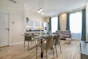 ein Esszimmer und ein Wohnzimmer mit Tisch und Stühlen in der Unterkunft Résidence Montaigne - Luxurious - 350m Palais - LRA Cannes in Cannes