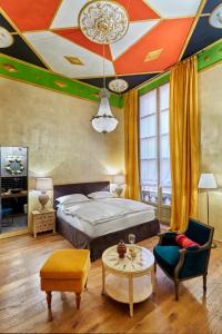 Un pat sau paturi într-o cameră la Palazzo di Alcina - Residenza d'Epoca - Luxury-