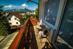 einen Balkon mit Stühlen und Tischen sowie Bergblick in der Unterkunft Gostišče Pri Dveh Petelinih in Bled