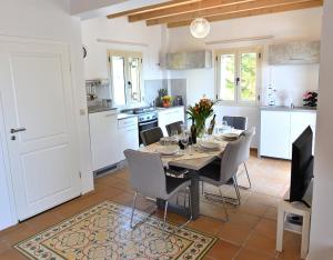 Kuchyňa alebo kuchynka v ubytovaní Villa Ela Ferienappartements